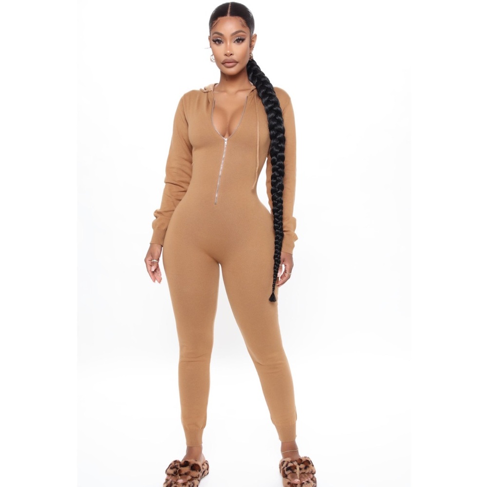 Fashion nova jumpsuit. Size: small .